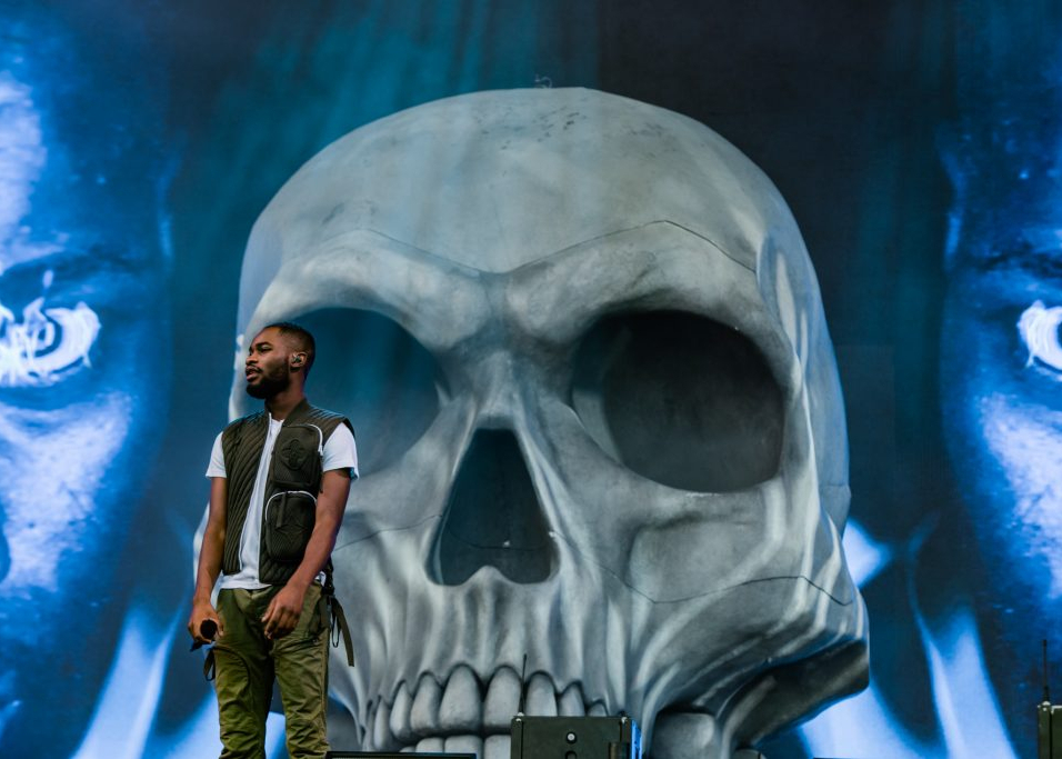 Supersetsfilmtv's tweet photo. With Glastonbury kicking off today for the first time in three years, we're thinking back to 2019 and the giant skull we built for @santandave 's set! 😍😍
.
.
.
.
#Davetherapper #Dave #PsychoDrama #MercuryPrize #O2BrixtonAcademy #Glastonbury #Glastonbury2019 #sceneryconstru https://t.co/hSv9ExkPKr