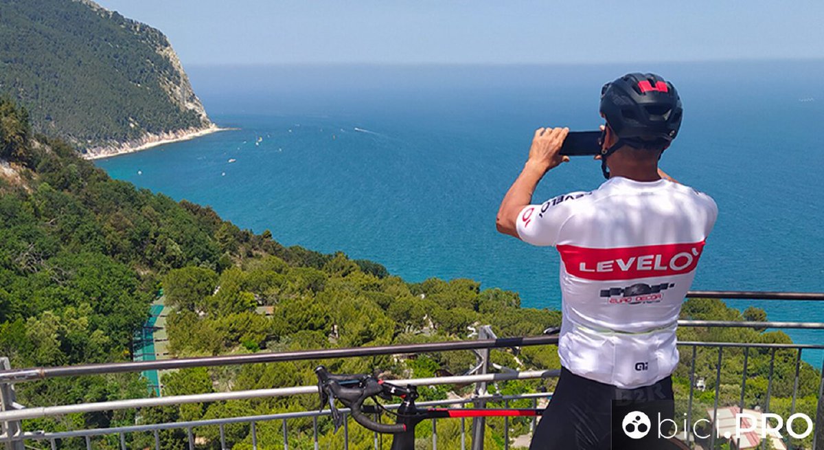 biciPRO1's tweet photo. Il caldo sta portando frotte di vacanzieri sulla Riviera del #Conero. E da qui parte il primo dei tre anelli di #Ancona Rebirth del progetto Marche Outdoor. Comincia così il nostro viaggio da Sirolo: saliscendi, luoghi storici, #Filottrano e molto altro: https://t.co/FSfx0AQIpH⬅️ https://t.co/4uT1Nsv4HC