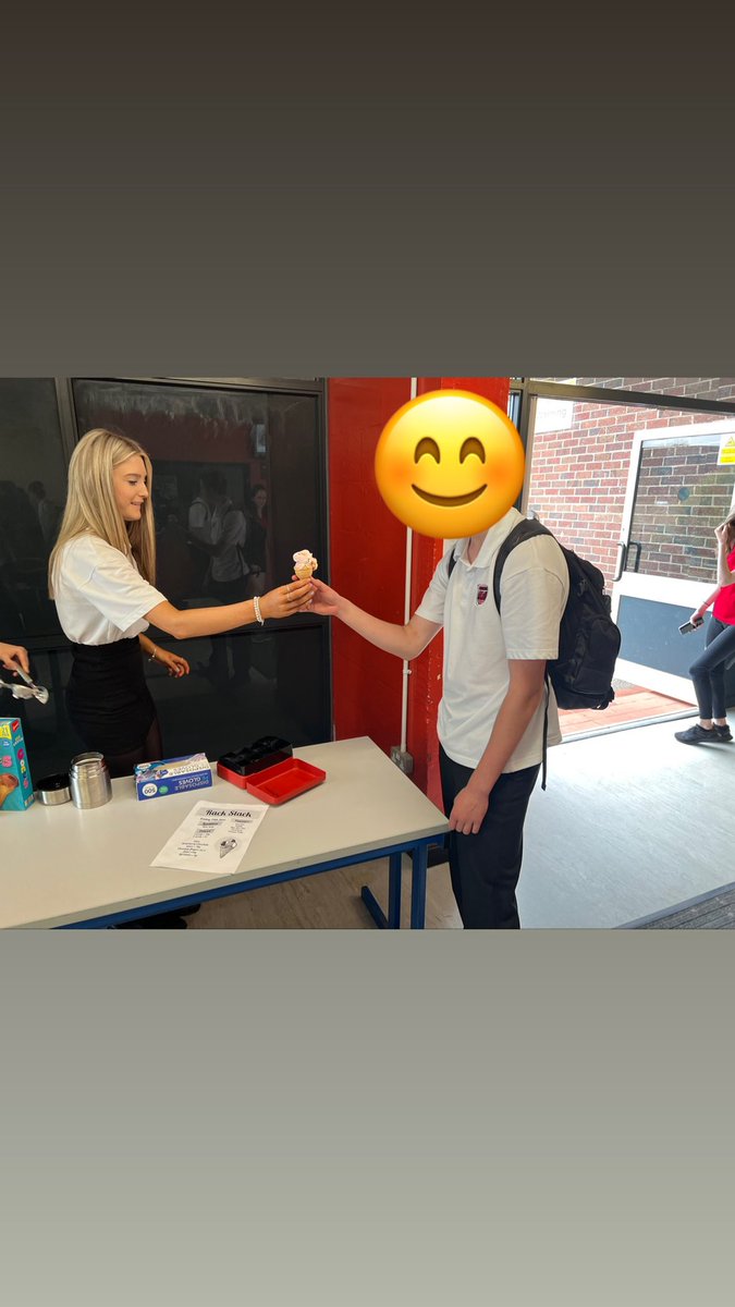 AlunBusiness's tweet photo. Year 9 Business students supporting the school charity by selling ice cream on sports day  #youngentrepreneurs #raisingmoneyforcharity #teamwork @alunschool https://t.co/AaAHupWln5