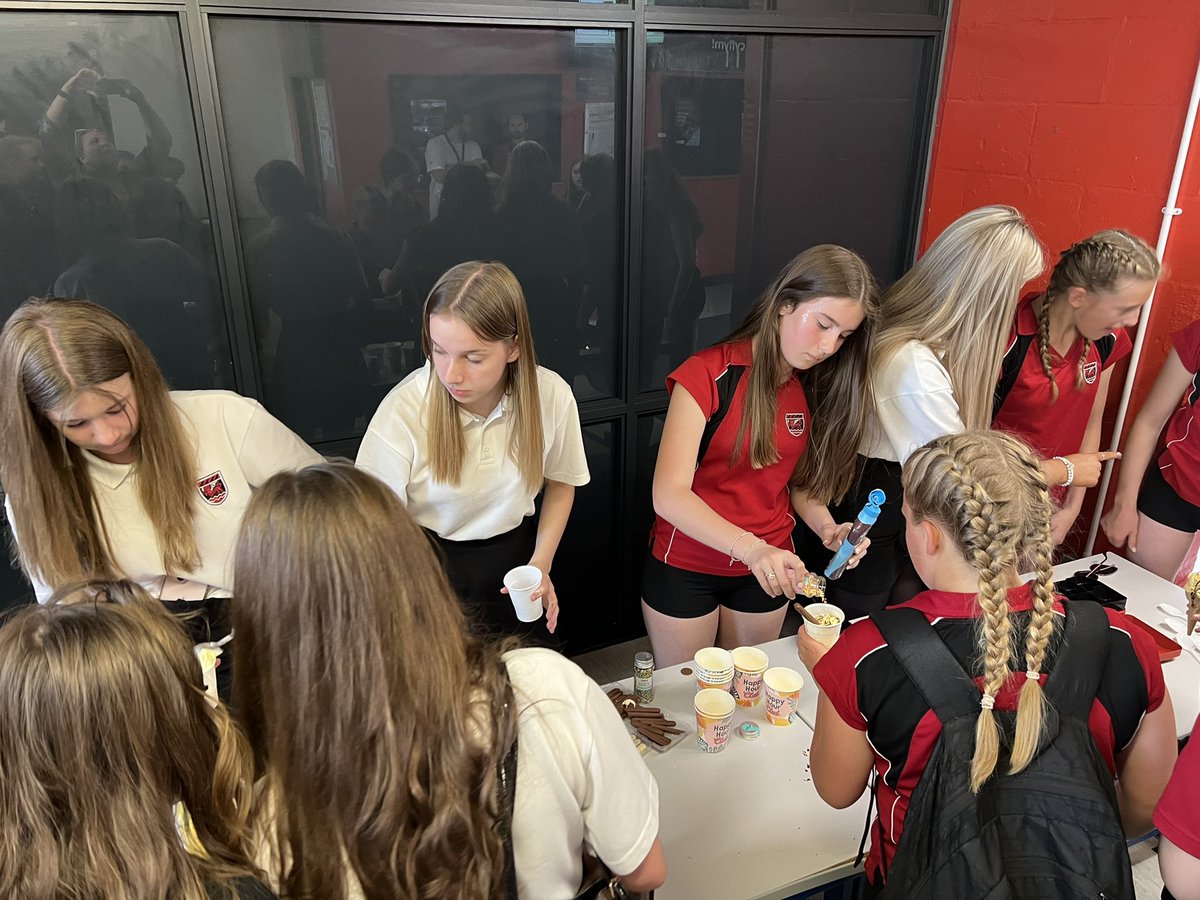 AlunBusiness's tweet photo. Year 9 Business students supporting the school charity by selling ice cream on sports day  #youngentrepreneurs #raisingmoneyforcharity #teamwork @alunschool https://t.co/AaAHupWln5