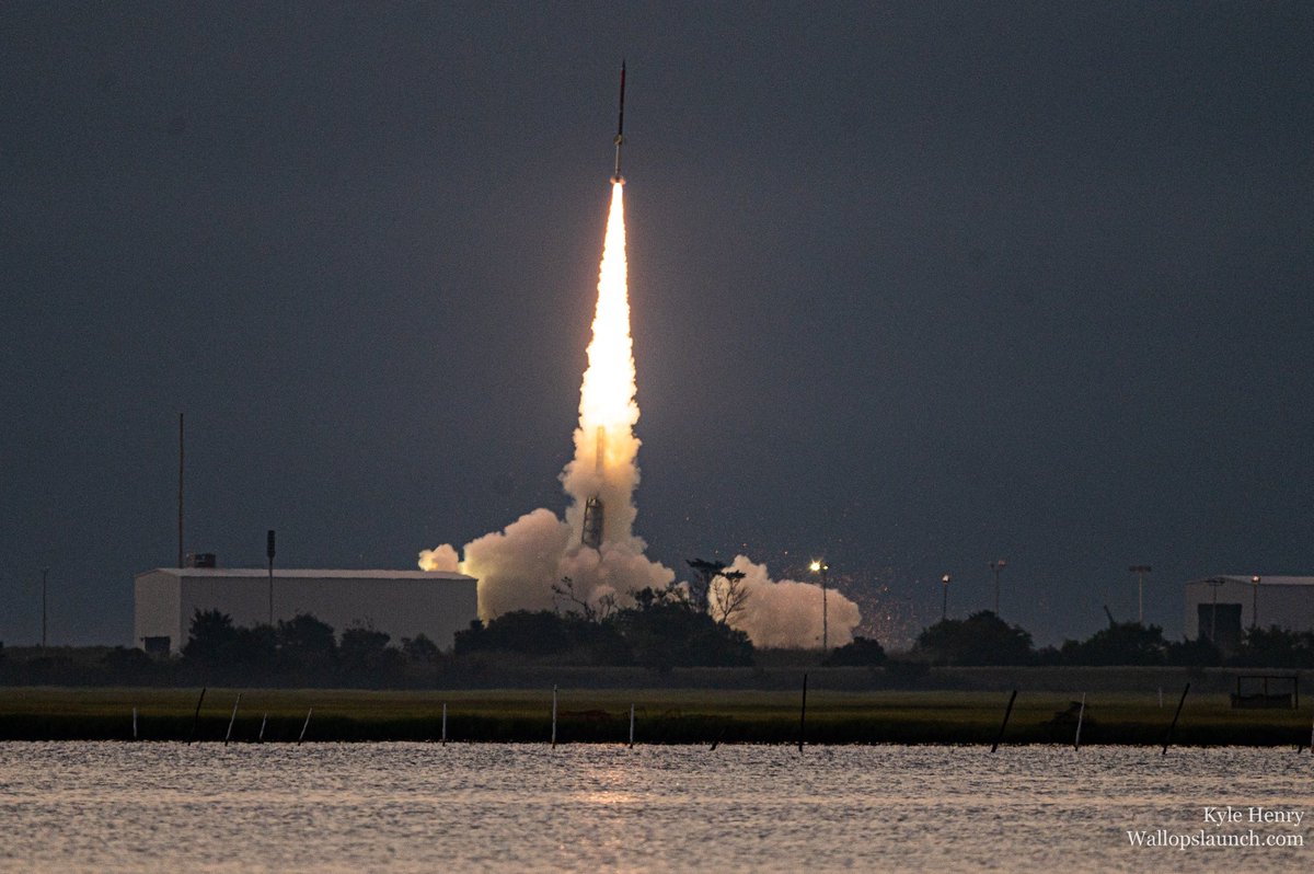 kyle_LTS's tweet image. A predawn launch sent student built payloads to space on a suborbital trajectory from wallops island!

#wallops #wallopsflightfacility #rocsat #rocsatc #rockon #soundingrocket #rocket #tocketlaunch #space #uah #uahspacehardwareclub #nikonnofilter