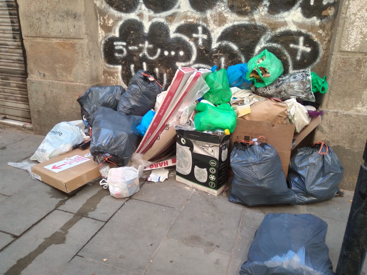 sk_mael's tweet photo. Hola serveis de neteja de festius, com esteu?? @BCN_Ecologia @Bcn_CiutatVella https://t.co/XBjb6E7eST