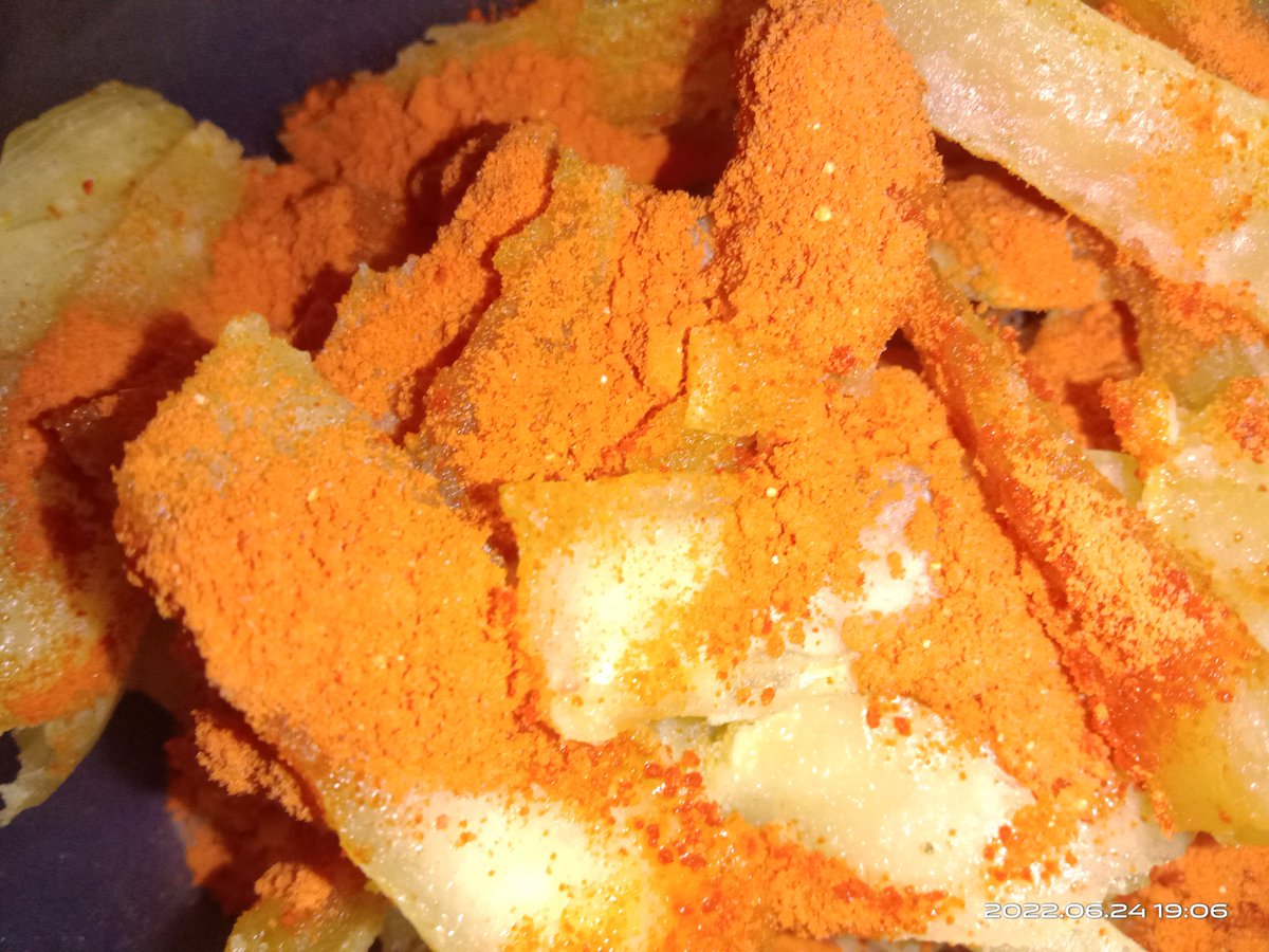 Bikin tela² singkong balado, campur baladonya ga usah diaduk. Kalo di aduk ga enak.