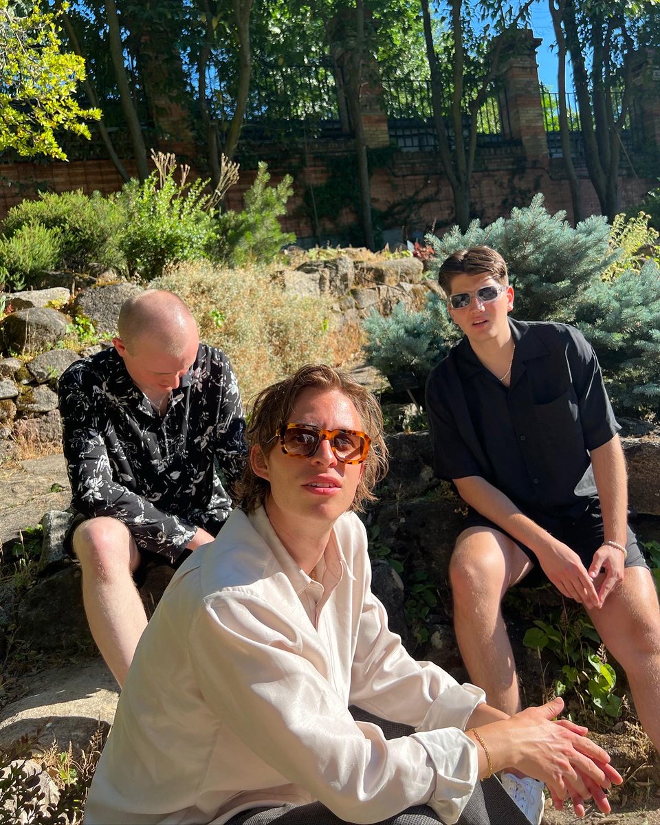 giantrooksmusic's tweet photo. first time touring in Spain has been greeeaaat!!! strolled around the most beautiful places, took dips in the sea and made many new friends at the shows.
nos vamos enamorados 🇪🇸 !! muchísimas gracias - volvemos pronto! https://t.co/BXwtO9JwXJ