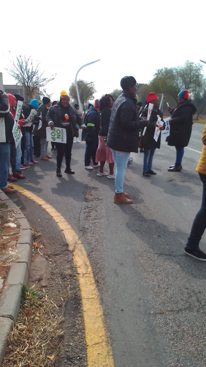 SAFAPrez2022's tweet photo. Happening at #SafaHouse right now #BanyanaLegends demonstrating against current SAFA leadership, chanting #Ria4President https://t.co/pDiw1O80e4
