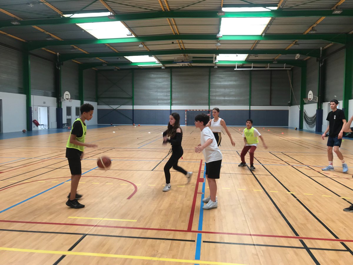 CD_CotedOr's tweet photo. Journée Olympique 2022 🤸🥇 Ce jeudi 23 juin, des collégiens de #CotedOr se sont initiés à différentes activités sportives après avoir retrouvé les différents symboles de l'olympisme au cours d'un Escape Game ! @CDOS_21 https://t.co/GISxHPWWRR