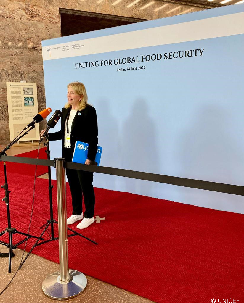 UNICEFgermany's tweet photo. Soeben ist @unicefchief Catherine Russell auf der internationalen #Ernährungskonferenz von @BMZ_Bund, @AuswaertigesAmt &amp; @BMEL eingetroffen. #unitingforfoodsecurity https://t.co/ar4zERLk4M