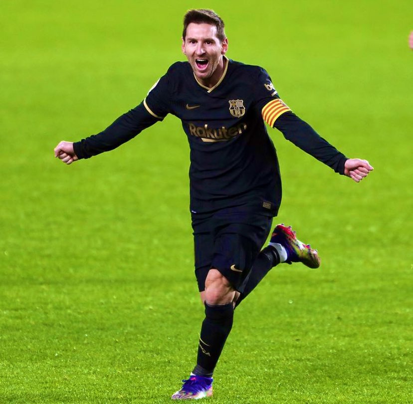 RadioFCB's tweet photo. Nunca imaginé que una persona que ni siquiera conozco, ni me conoce, me iba hacer tan feliz. #Messi, gracias por tantas alegrías, infinitas gracias! No te imaginas lo que gozaba verte jugar con la camisa del equipo al cual amo. Dejaste tu huella en el Barça. Feliz Cumpleaños Lio! https://t.co/M93JmOSF7X