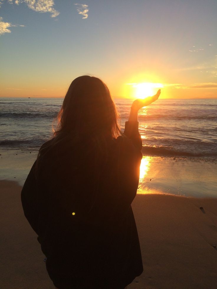 Todo se queda en un recogimiento:los cálices,los pájaros,el viento,la luz que sosegada se retira,la yerba leve y el palmar mayúsculo,y yo-la tarde que a la tarde mira-soy la parte consciente del crepúsculo.