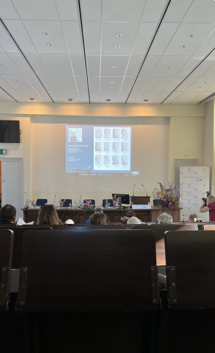 Gestern auf dem Festakt der Erinnerungszeichen zum Abschluss eines ganz tollen Podcast-Projektes über 12 jüdische Menschen, die 1933 das <a href="/rki_de/">Robert Koch-Institut</a> verlassen mussten. Danke für die tolle Erfahrung <a href="/RKI_fuer_Euch/">RKI für Euch</a>