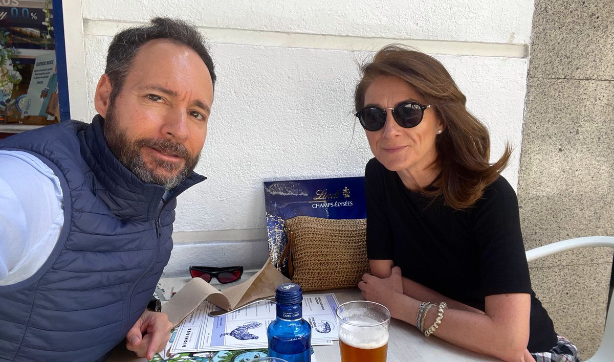 MalagNieves's tweet photo. Distinta forma de ver las cosas (uno de Bilbao , otra de Granada) pero siempre en equilibrio y siempre, siempre con buen humor #conversaciones #PlanesQueMolan #InsurTalk https://t.co/uSmPWWC4vP