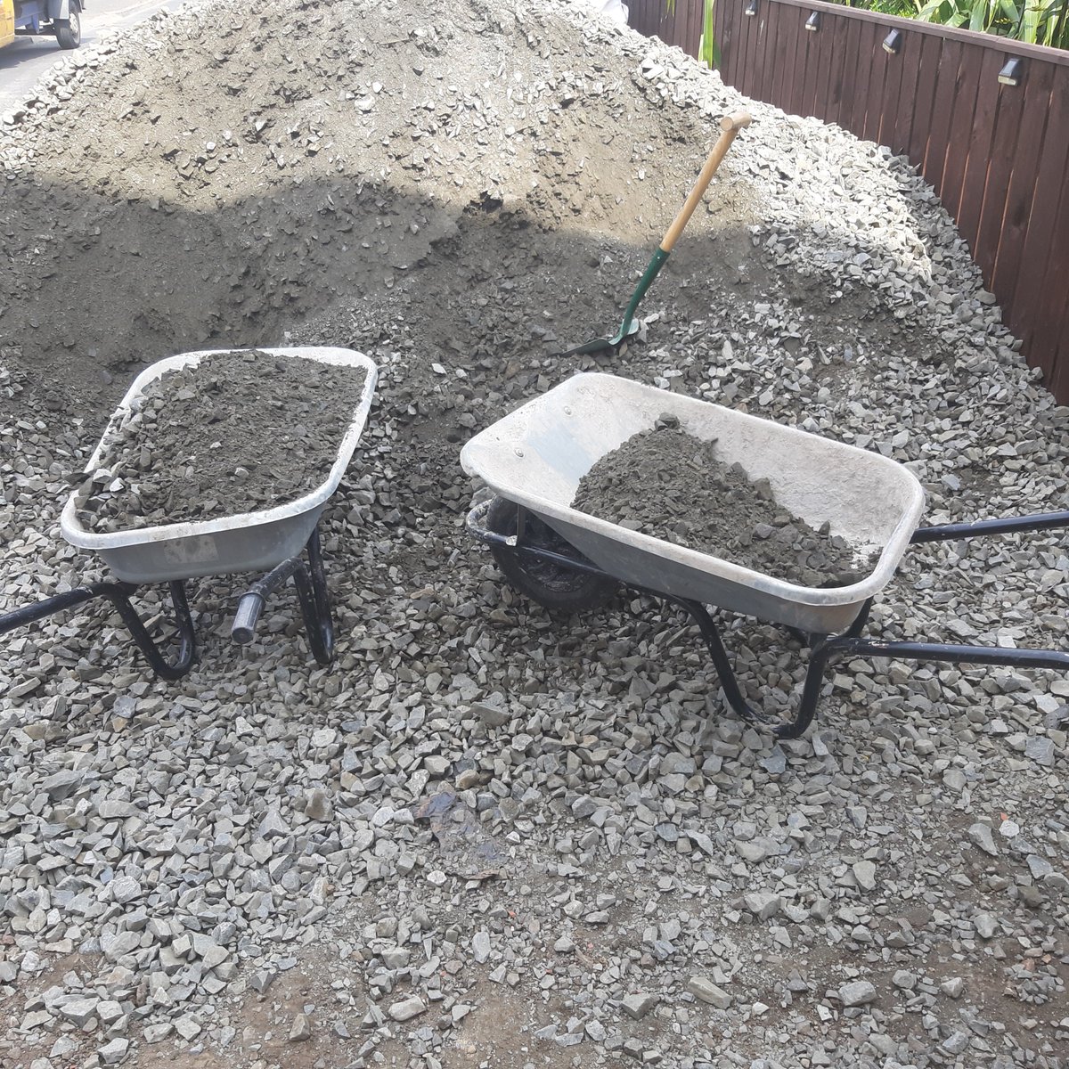 Ext_maintenance's tweet image. Nice day moving 16 tonnes of sub base for a patio. #tonneshifter #hardwork #newcastle #landscaping #gardendesign