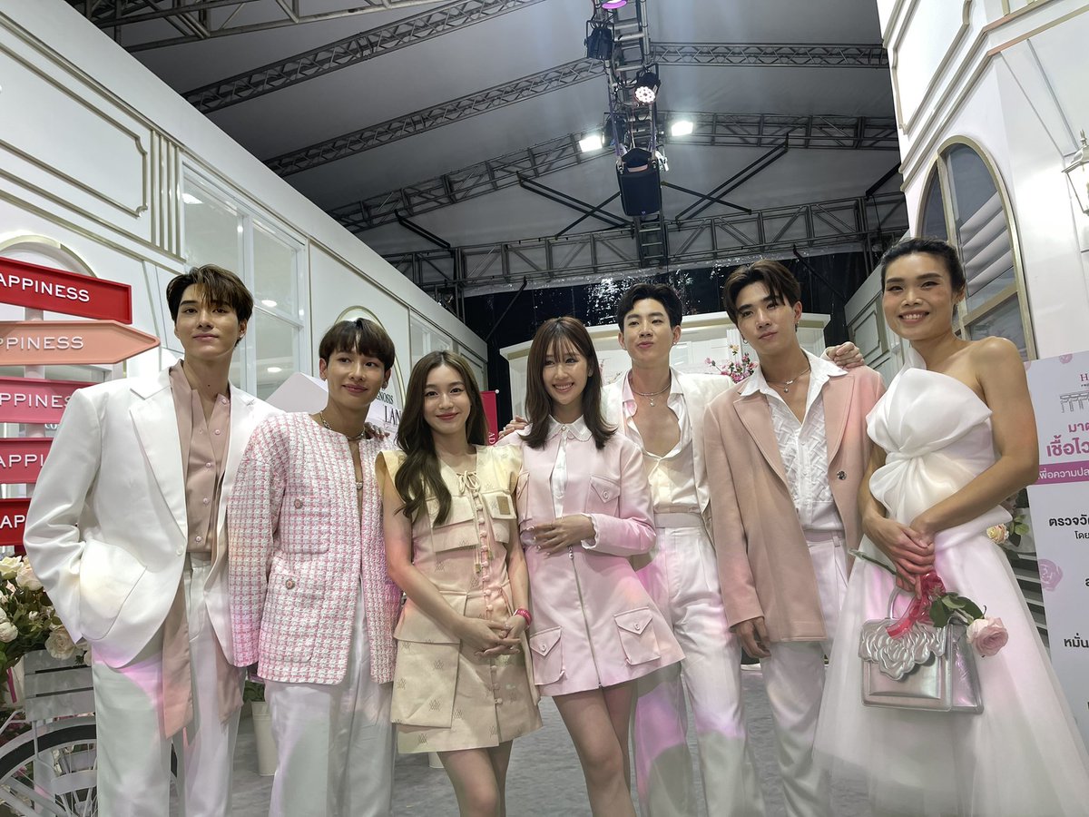 mintmag_th's tweet photo. รวมภาพครอบครัว GMMTV ในงาน ‘Lancome Happiness’ บอกเลยว่าแอทแทคแรงเกินต้านทุกคน 💚

#LancomeHappinessTH 
#LancomeThailand
#MintReports https://t.co/GO0IT8p1qp
