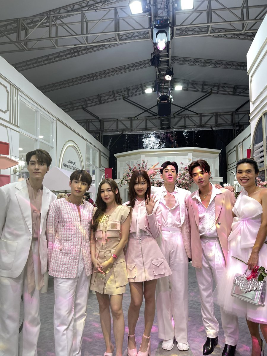 mintmag_th's tweet photo. รวมภาพครอบครัว GMMTV ในงาน ‘Lancome Happiness’ บอกเลยว่าแอทแทคแรงเกินต้านทุกคน 💚

#LancomeHappinessTH 
#LancomeThailand
#MintReports https://t.co/GO0IT8p1qp