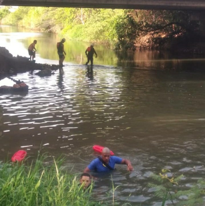 ariana_agreda's tweet photo. #Suesos | Continuan las labores de búsqueda de Antony Presilla Ruiz. Un joven de 17 años que ayer saltó al Río Manzanares en #Cumaná  presuntamente a salvar a otra persona, y desde entonces se encuentra desaparecido. 

Información en desarrollo - Fotos Cortesía
#Sucre #24Junio https://t.co/ap2xwKc0z2