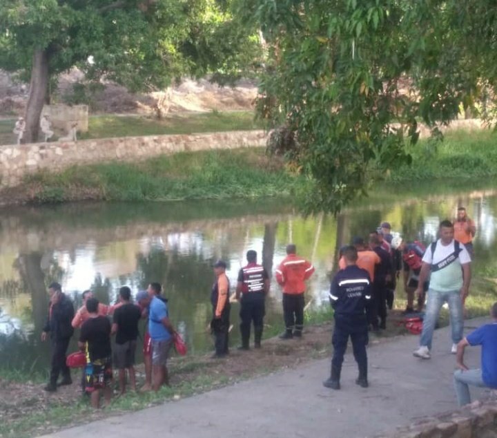 ariana_agreda's tweet photo. #Suesos | Continuan las labores de búsqueda de Antony Presilla Ruiz. Un joven de 17 años que ayer saltó al Río Manzanares en #Cumaná  presuntamente a salvar a otra persona, y desde entonces se encuentra desaparecido. 

Información en desarrollo - Fotos Cortesía
#Sucre #24Junio https://t.co/ap2xwKc0z2