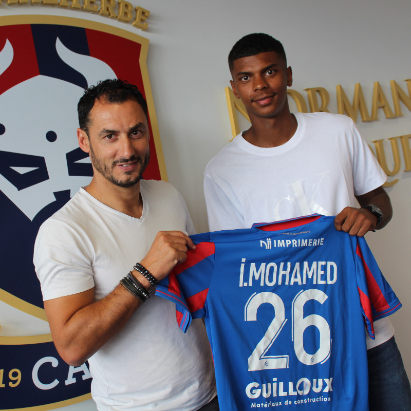 SMCaen's tweet photo. Un premier contrat professionnel pour l'international comorien ✍️ 

#SMCaen #TeamSMC