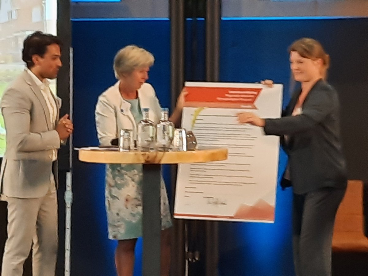 Tijdens de #klimaattop van <a href="/PlatformWater/">PWVE</a> heeft de <a href="/gemeentesoest/">Gemeente Soest</a> de intentieverklaring afspraken #klimaatadaptief #bouwen <a href="/ProvUtrecht/">Provincie Utrecht</a> ondertekend. Weer een partij die gaat voor klimaatadaptief bouwen.  Top!