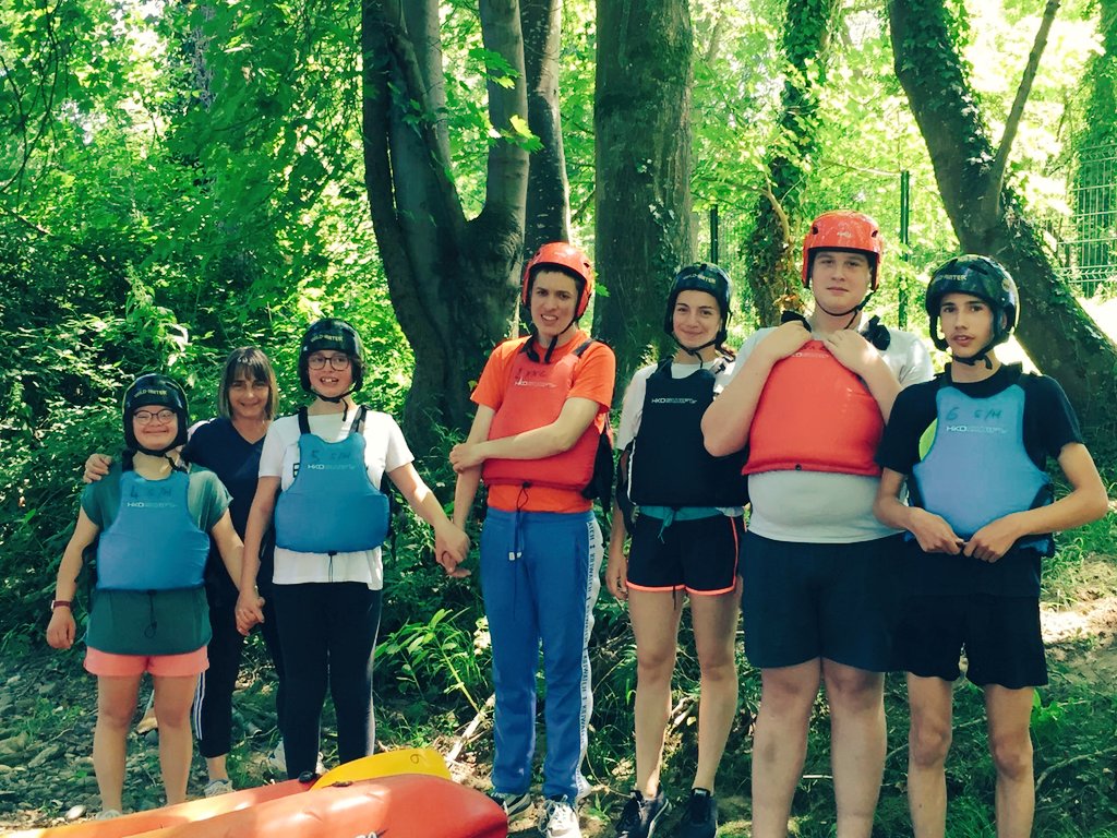 Lautreamont65's tweet photo. Projet commun à Lautreamont avec un tutorat des élèves de CAP en EPS qui découvrent avec leur enseignant, au côté  de jeunes de l'IME Les Hirondelles de Tarbes, le kayak. C'est le vendredi, en juin 👍🛶 🤝 #EPS @ChristineFil @DSDEN65 @ASHToulouse @actoulouse #Handicap @AggloTLP https://t.co/bE2pp22uUs