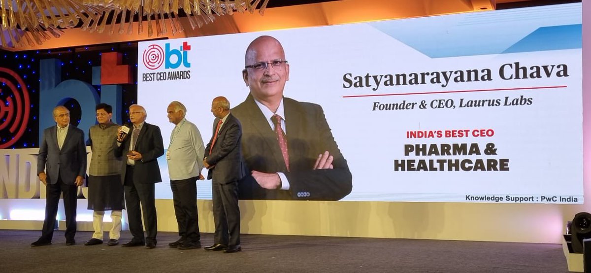 inregistry's tweet photo. Mr Anil Kumar Jain, CEO, NIXI presenting the award to the winners along with Minister of Commerce & Industry Sh @PiyushGoyal at #MindRush
#BTMindRush #vucanomics
@business_today https://t.co/LbCFz7rpwO