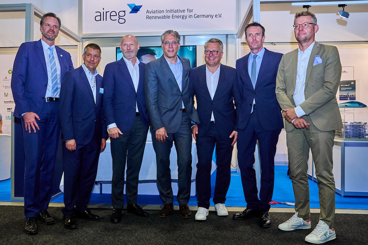 UniperGermany's tweet photo. „Green Fuels Hamburg“ plant industrielle Produktion nachhaltiger Flugkraftstoffe für eine klimaneutrale Luftfahrt
#Uniper, @Airbus, @Siemens_Energy & Sasol ecoFT untersuchen Machbarkeit der Produktion von #CO2-neutralen #PowerToLiquid-Kraftstoffen in 🇩🇪
https://t.co/4IBfql7Dfh https://t.co/5ht0lqCQj0