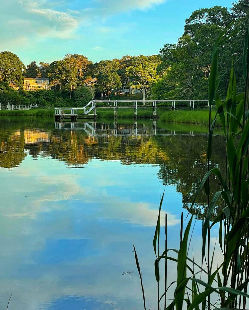frankruel2's tweet image. Cloud  reflection on Crab Creek. #magichour #cloudscape #capecodmagazine instagr.am/p/CfL9Zetu59g/
