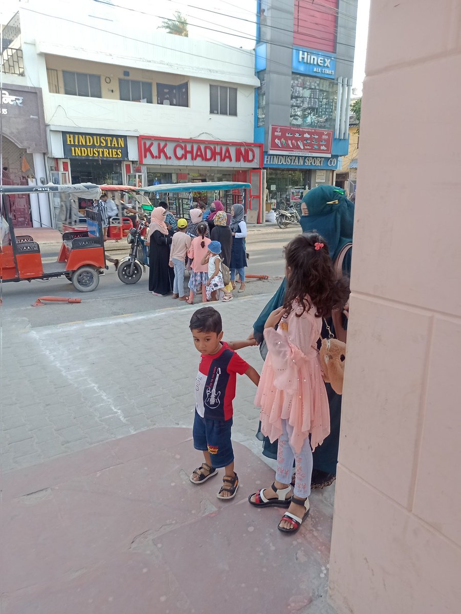 ShonaSinghal's tweet photo. They are coming in bulk and making the park dirty. @myogioffice @myogiadityanath @aajtak https://t.co/1ZIb6kMgFk