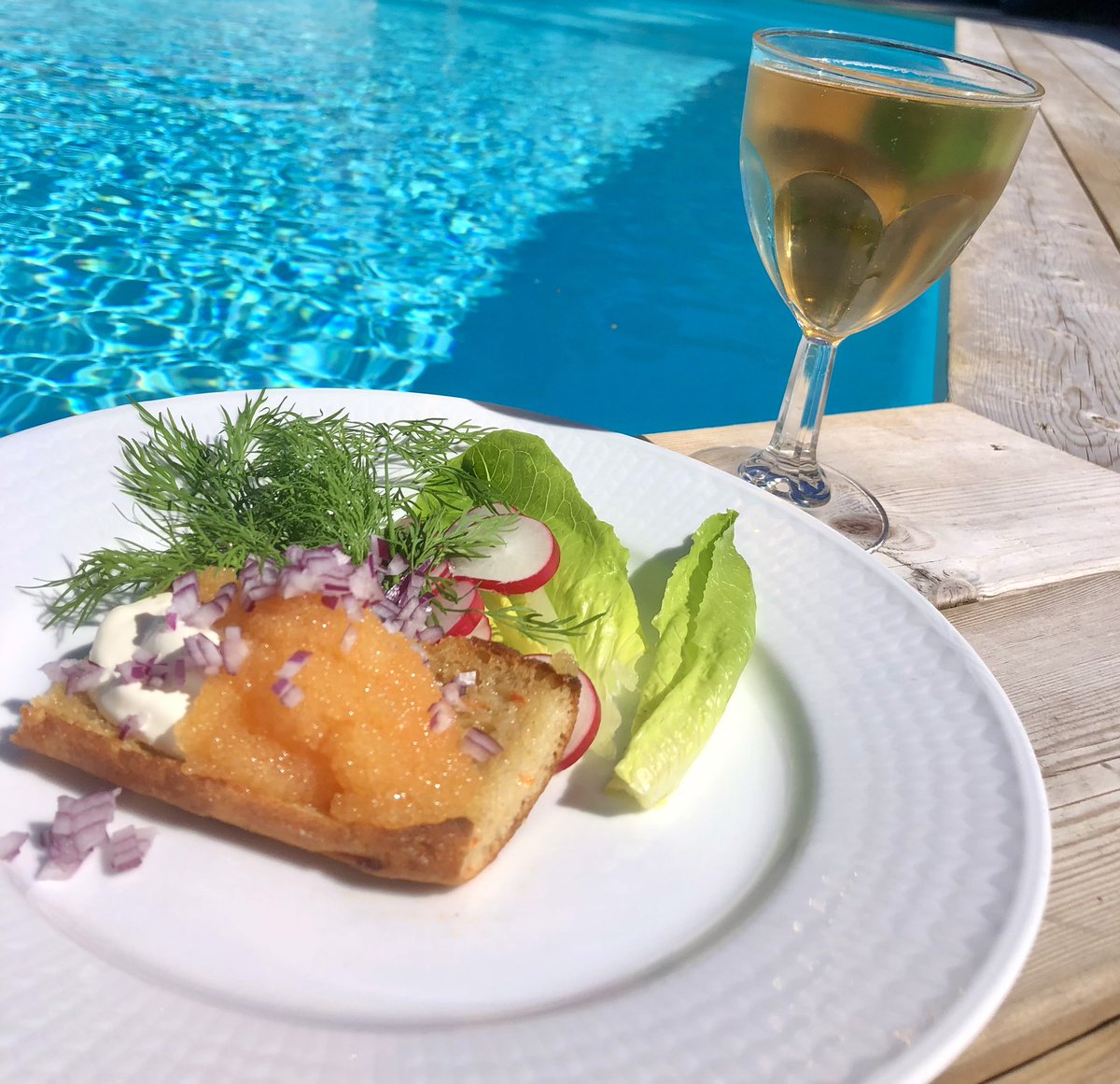 Gronnet's tweet photo. Today’s #poolsidesnack
#roe #bleakroe #whitefishroe #cremefraiche #redonions #dill #EstrellaDamm #nonalcoholic #glutenfree #becauseimworthit #heatwave #stayhydrated #LongCovid #MECFS #midsummerseve https://t.co/rw7HqmfOaq