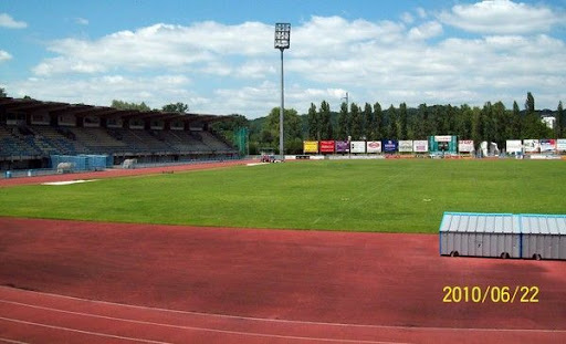 La piste de Périgueux bientôt détruite pour rapprocher les tribunes du stade de rugby .
Svp la pétition pour sauver la piste est ici :  mesopinions.com/petition/sport…