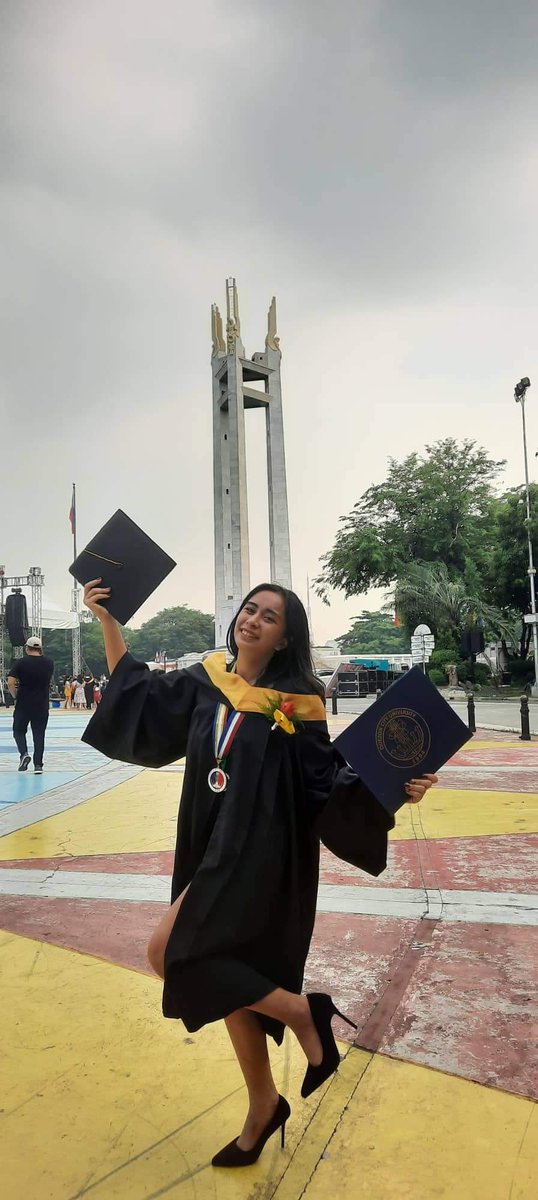 chill20von's tweet photo. Her greatest achievement that im so proud of 💓.. ladies and gentlemen HER  🥳🥳😘
TO MORE ACHIEVEMENTS IN LIFE baby ❤❤Congratulations mahal 🥳💜
@nicoleeeing https://t.co/TnRArTKJ2x
