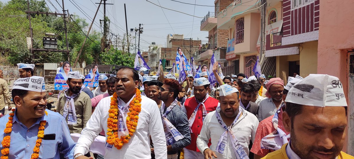 rohitgupta121's tweet image. आज जनसंपर्क मैं अपने कार्यकर्ता और आम जन का अभिवादन करते हुए !
#gwaliormangeruchigupta #aamadmiparty #dbcity #gwaliormangeruchigupta #aamadmiparty #Gwalior #अब_बदलेगा_ग्वालियर #झाड़ू_चलेगी #elections #भ्रष्टाचार_पर_चोट_AAP_को_वोट #AamAadmiParty #भ्रष्टाचार_पर_चॉट_aap_को_वोट