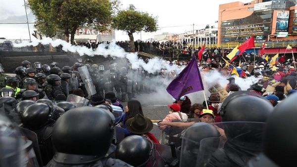 No he visto a ningún medio de prensa gringo proyectarse al respecto...

"Policía ecuatoriana reprime a manifestantes en Quito"