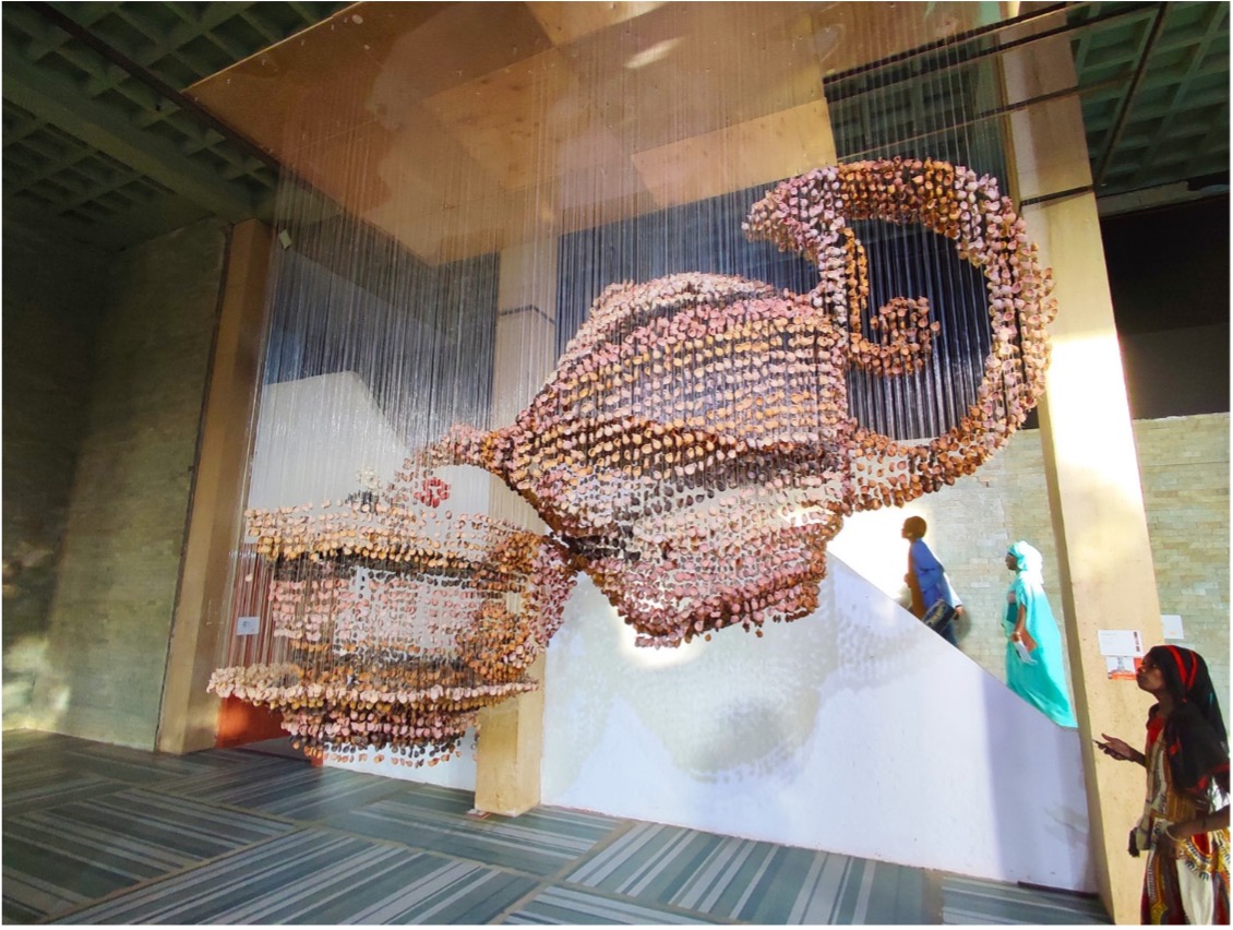 acpeuculture's tweet photo. La @Dak_Artbiennale vient de s'achever. 

Avec le thème "I Ndaffa" (forger), cette édition s'est distinguée par la confrontation et la fusion des formes d'art, de générations d'artistes et + de 400 expos.

Envie d'en savoir plus? Lisez notre article 👉🏾https://t.co/IyPfwbp0FI https://t.co/b5uQlWL5Sb