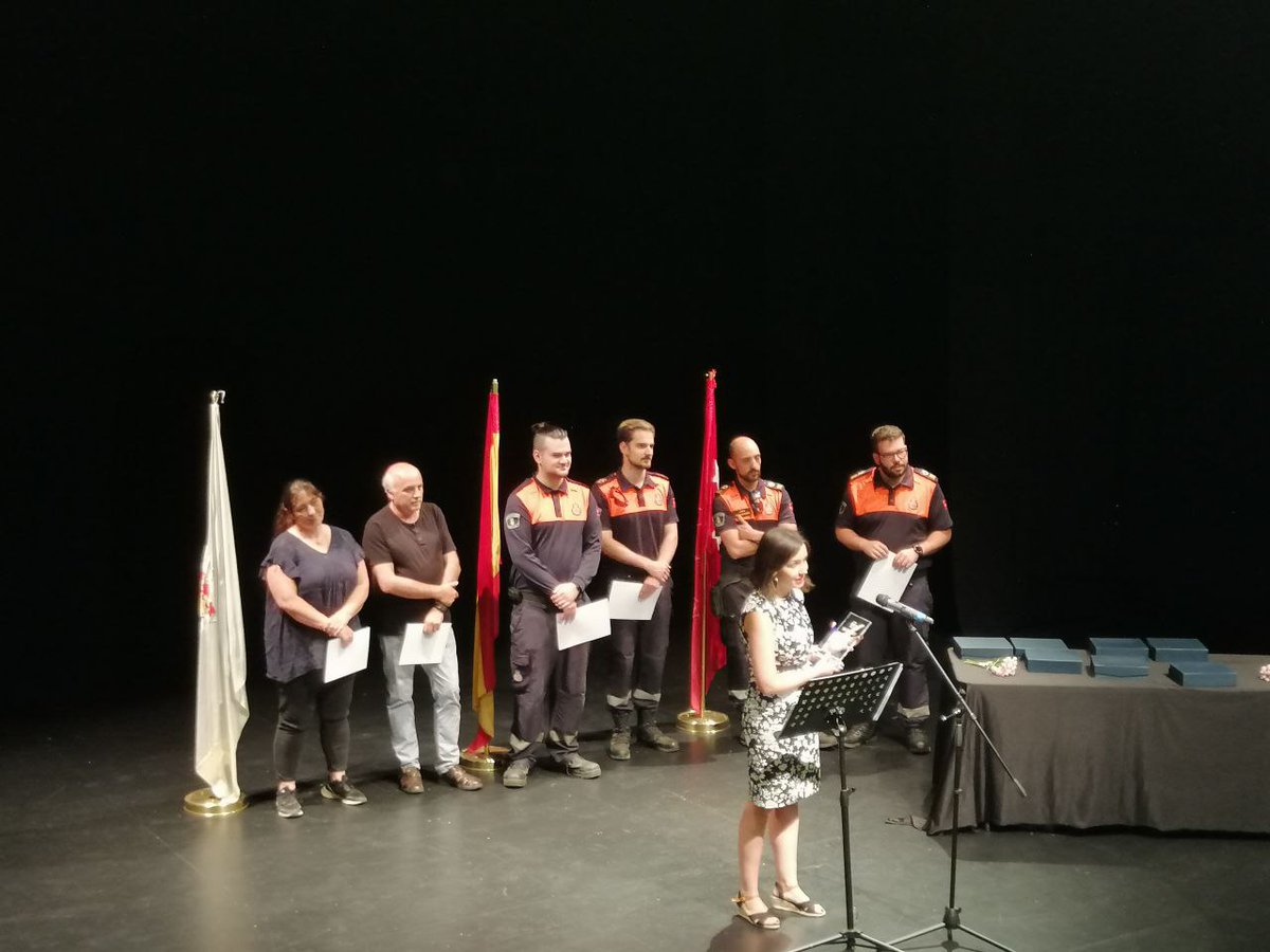 👏Hoy hemos homenajeado la labor durante la pandemia de PolicíaLocal,Protección Civil, Guardia Civil, personal de limpieza,Centro de salud y comerciantes 

La alcaldesa Noelia Barrado en nombre de los vecinos/as ha agradecido la ayuda en un emotivo día con recuerdo a las víctimas