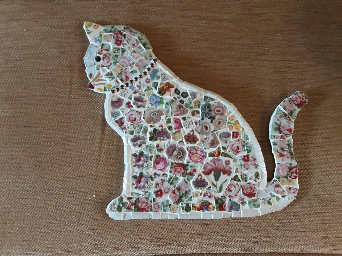 Bridge_Arts_'s tweet photo. Todays featured artist, is maker Ethel Trigg.

"My art is made from recycled china and jewellery. It depicts animals, birds and flowers. I also make mirrors using, where possible recycled mirrors and china.."

To read more of Ethel and other makers, visit: https://t.co/YQ14jZNpKZ https://t.co/BmhnOY5p4X