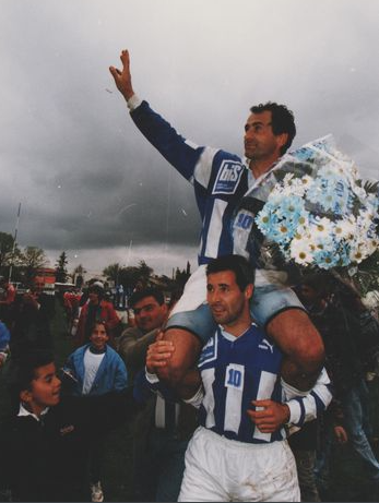 rugbysphere's tweet photo. 🏉 Le regretté Francis Rui, à l'issue de son dernier match avec @CastresRugby , porté par son compère de la charnière Frédéric Séguier. ⚪️🔵

#rugby #rugbyvintage https://t.co/uXb8vlXorJ