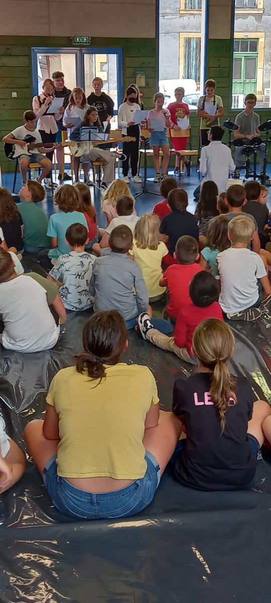 Louispergaud03's tweet photo. Concert des collégiens de #Dompierre à l'école de #Diou, un moment de partage artistique et de liaison #intercycles @BenmiloudKarim @DSDEN_03 @Allierdpt https://t.co/vVPO98YfD4