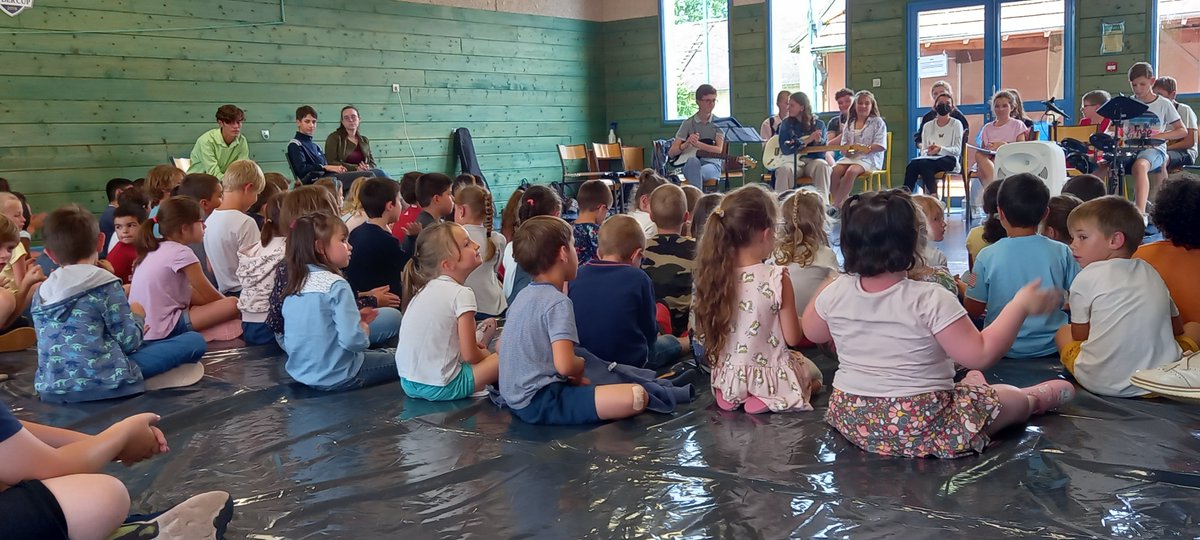 Louispergaud03's tweet photo. Concert des collégiens de #Dompierre à l'école de #Diou, un moment de partage artistique et de liaison #intercycles @BenmiloudKarim @DSDEN_03 @Allierdpt https://t.co/vVPO98YfD4
