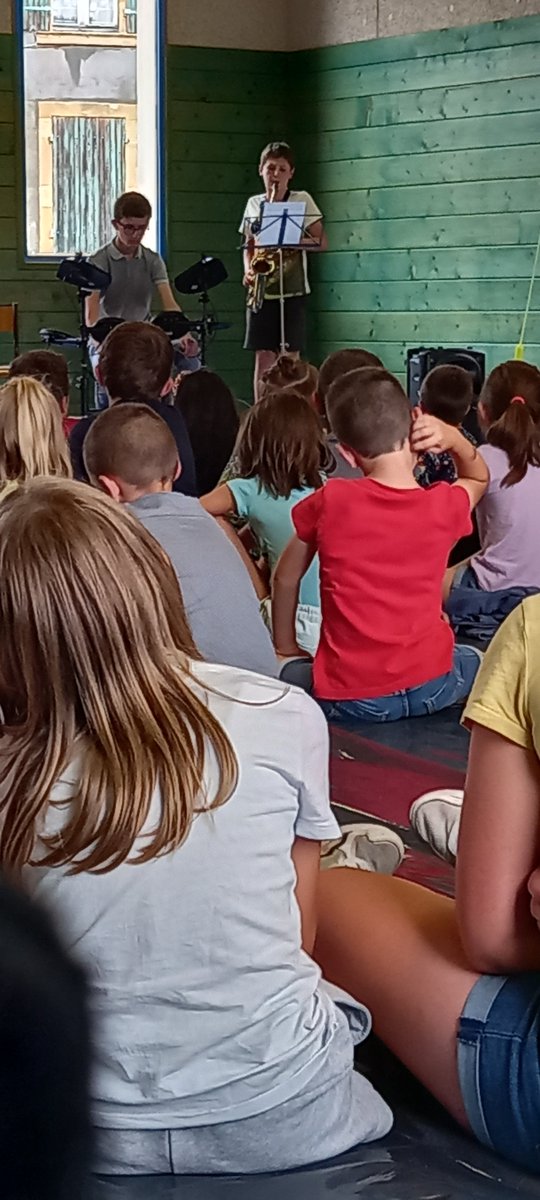 Louispergaud03's tweet photo. Concert des collégiens de #Dompierre à l'école de #Diou, un moment de partage artistique et de liaison #intercycles @BenmiloudKarim @DSDEN_03 @Allierdpt https://t.co/vVPO98YfD4