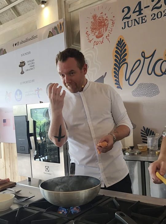 IrlEmbIndonesia's tweet photo. Today the chef-owner of the #Michelin Star @CureSingapore restaurant is teaching guests how we cook our salmon in Ireland, with some Irish history to go with it. 

#UFF22 https://t.co/PjrhE8shzp