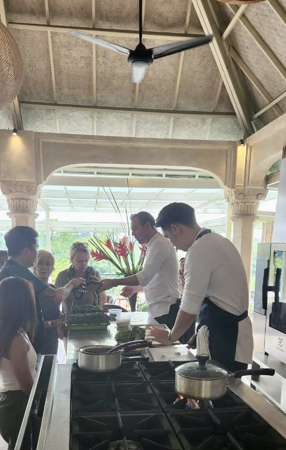 IrlEmbIndonesia's tweet photo. Today the chef-owner of the #Michelin Star @CureSingapore restaurant is teaching guests how we cook our salmon in Ireland, with some Irish history to go with it. 

#UFF22 https://t.co/PjrhE8shzp