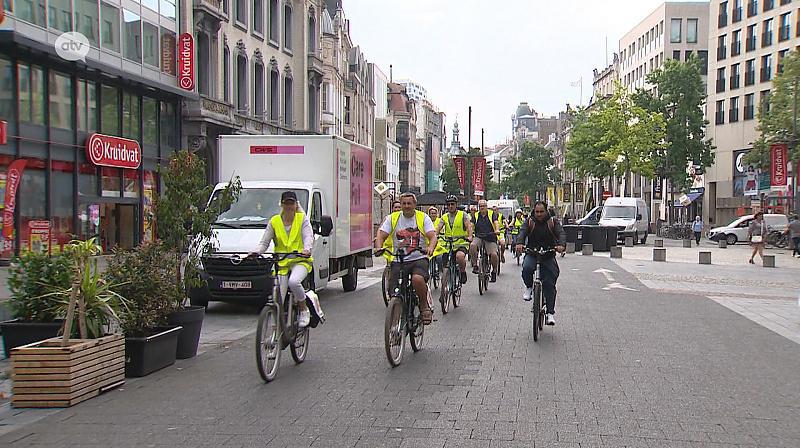 Fietsers vanaf 2025 niet meer welkom op de Meir als het daar te druk is. buff.ly/3xPWONm #atvnieuws