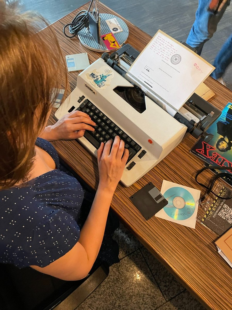 Seit gestern ein #Liveblog für <a href="/paymentbanking/">Payment & Banking</a> und die #bex22, ganz im Style der #xfiles (das Foto zeigt nicht mein Bloggen - aber das einzigartige Design der BEX) Tolles Event mit wichtigen Themen wie #ESG, #Cryptos &amp; Co. Alles im Liveblog von <a href="/storytile/">storytile</a>
 banking-exchange.de/live-blog