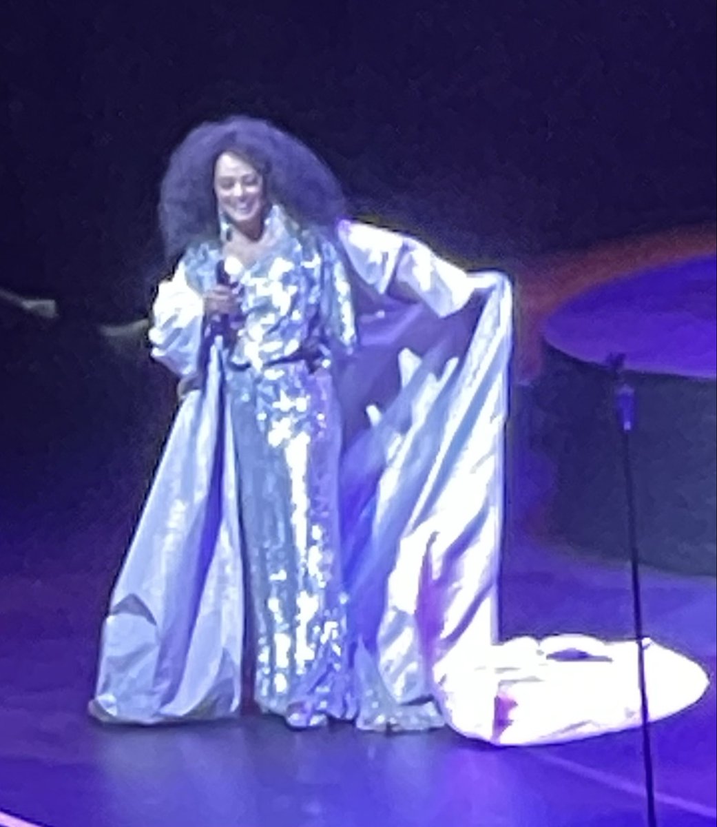 julie_paint's tweet image. Some pics from last night’s Diana Ross show ⁦@O2Arena__⁩  Loved Diana’s outfits, wonderful songs and the atmosphere was brilliant! #dianaross ⁦@DianaRoss⁩ 💖🎶
