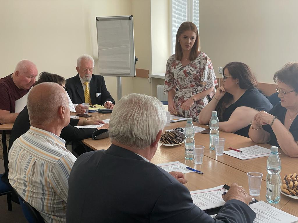 NFZ_Olsztyn's tweet photo. #ZdrowieSeniora 
Dziś nasi pracownicy wzięli udział w posiedzeniu Warmińsko-Mazurskiego Parlamentu Seniorów 💬🗨️
Mówiliśmy o: 
🔵 Profilaktyce
🟢 Internetowym Koncie Pacjenta
🟡 Leczeniu uzdrowiskowym 
🟣 Kalendarzu wydarzeń letnich @NFZ_Olsztyn

@NFZ_GOV_PL https://t.co/REiRY8wVd3