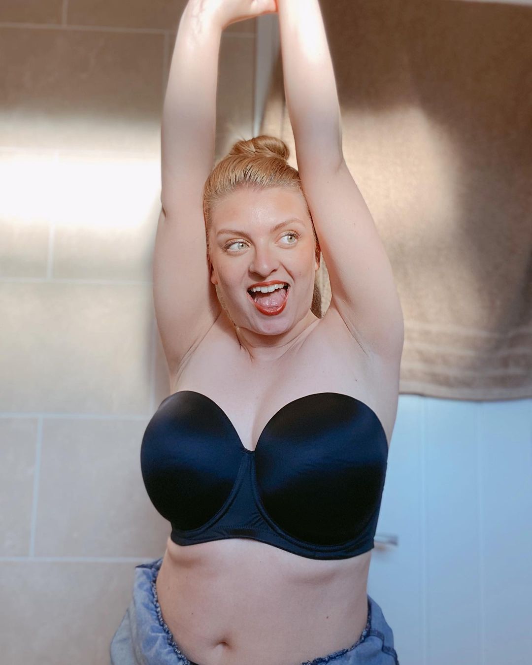 Curvy Kate  D-K Cup on X: Never having to pull up a strapless again?! @ curvykate has your back! (Or boobs) - @kellydawntaylor 🙌💗 Tap to shop  our Smoothie Strapless and go