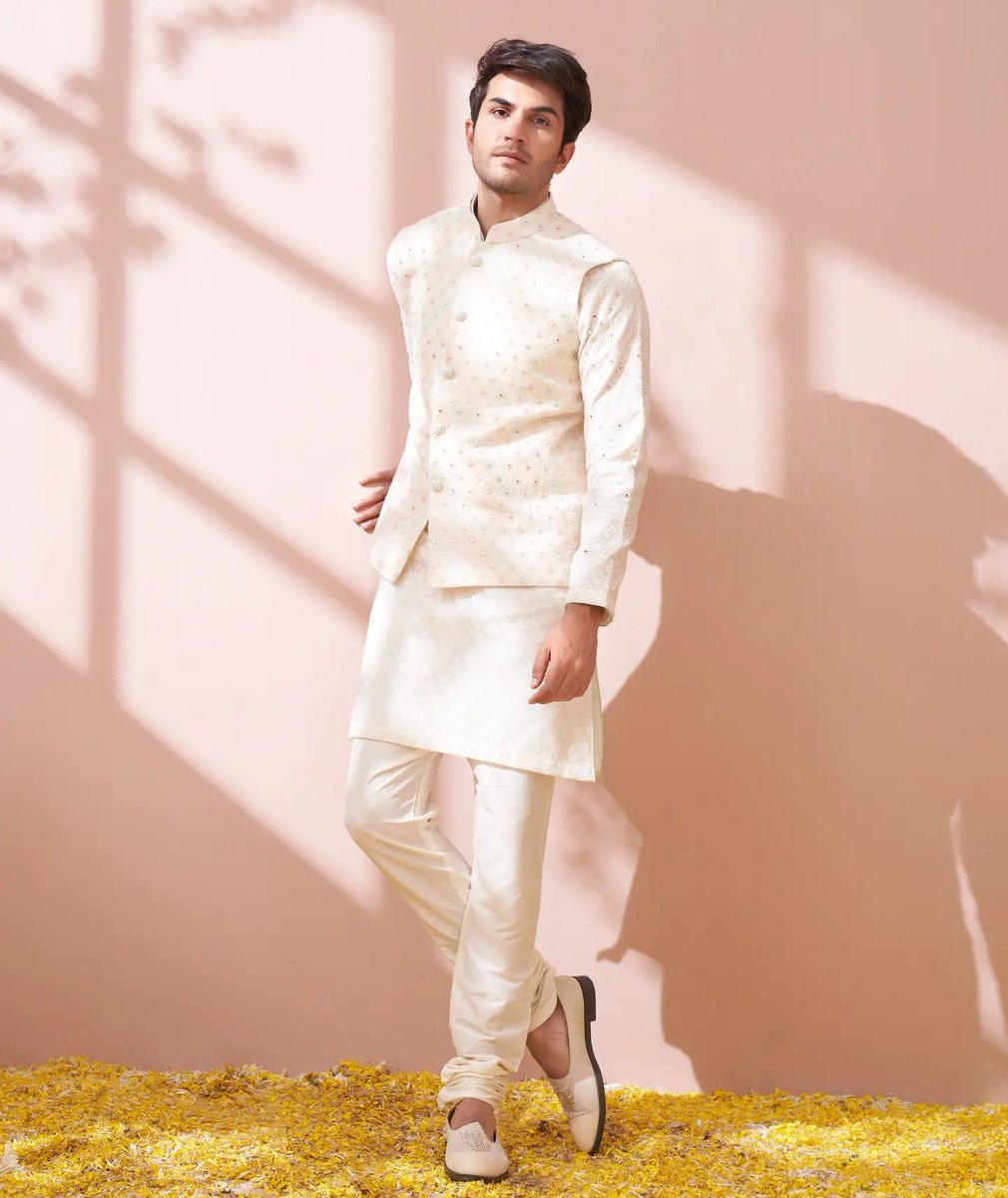 Korabynm's tweet photo. You need this classic white kurta set paired with an elegant lucknowi embroidered jacket to set the right first impressions! Dilkash - Unveiling The Charm
https://t.co/4fCdIhSeOX
#korabynm #silkkurtas #silkfabric #latestfashion #dilkash #indianattire #styleitreal #bhfyp  #Latest https://t.co/BgDYy2YWcG