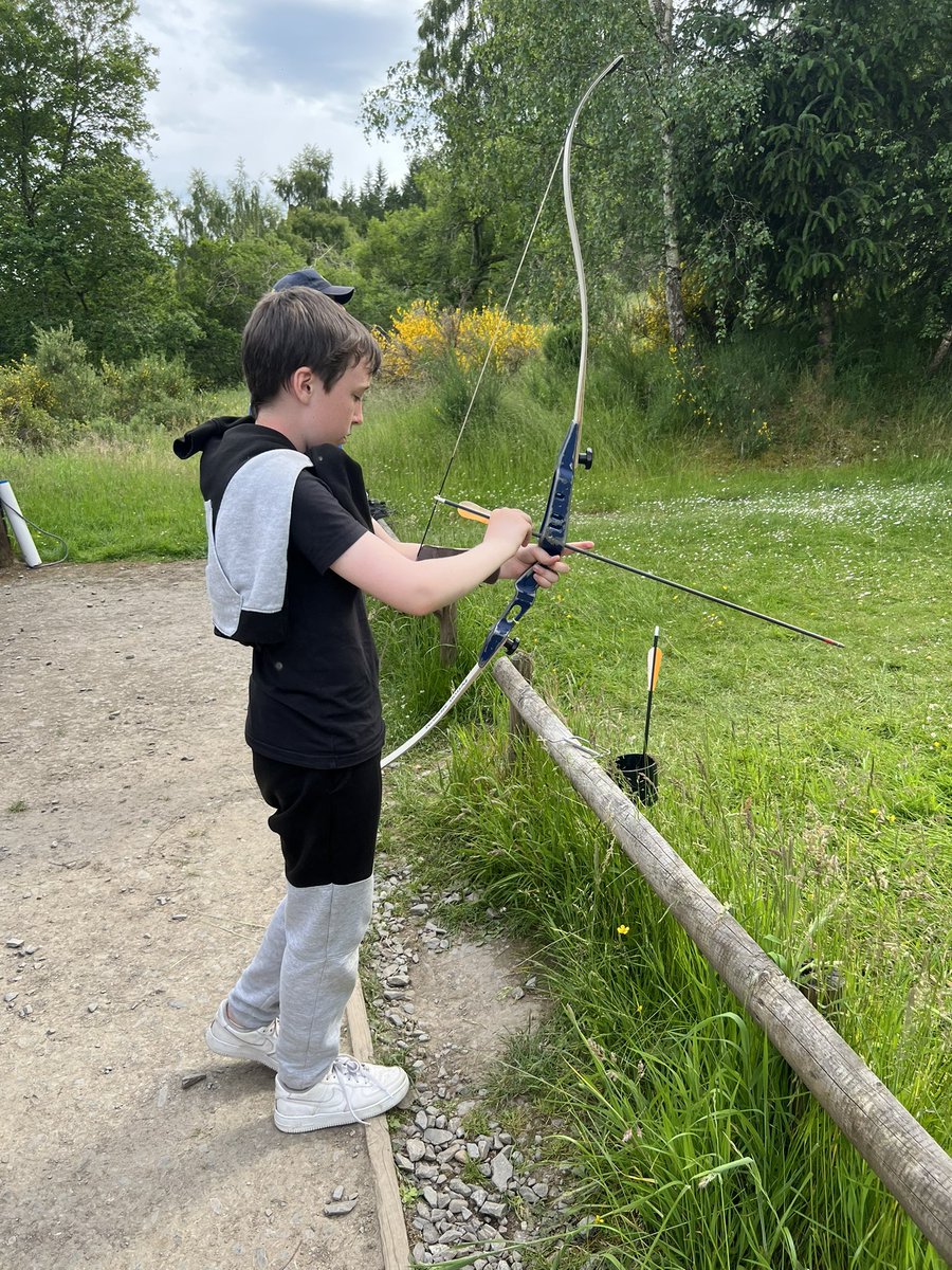 MrsMclean9's tweet photo. Group 3 Archery. Lots of Robin Hoods in training #aspirebelieveachieve #schoolcamp @NewtongrangePS https://t.co/Q74YbpJBRo