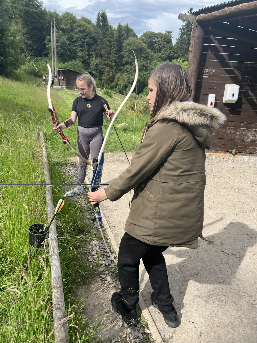 MrsMclean9's tweet photo. Group 3 Archery, lots of Robin Hoods in training #aspirebelieveachieve #schoolcamp @NewtongrangePS https://t.co/oRobGQniBa