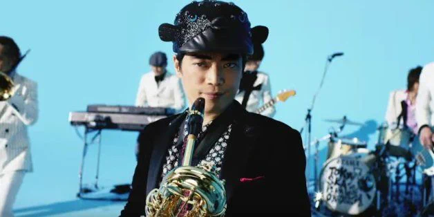 @kmr731 サックスを演奏する黒さかなくんもシブい 